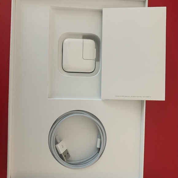 iPad (6th generation) - Picture 4 of 5